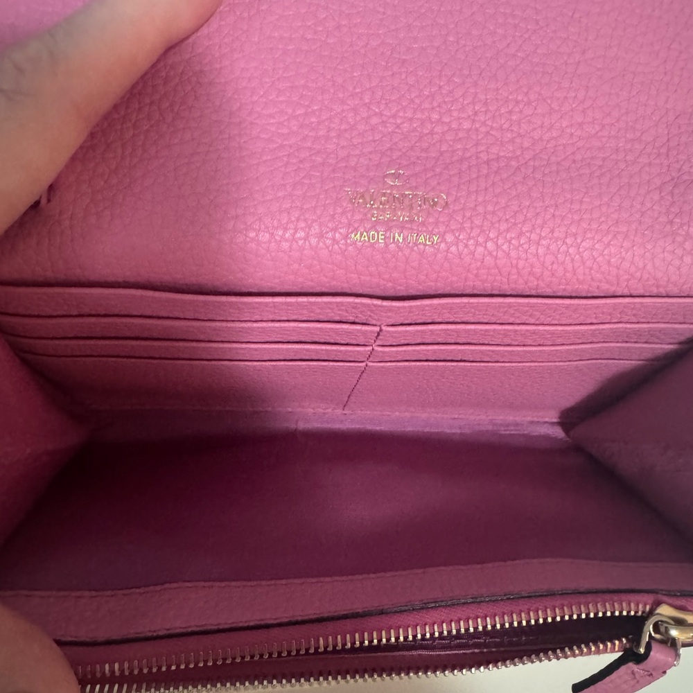 Valentino Rockstud clutch in pink, pale gold hardware, pebbled calf leather. - Picture 5 of 11